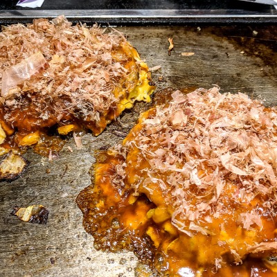 Comer Okonomiyaki de Ajinoya (Comida tradicional popular en Osaka)