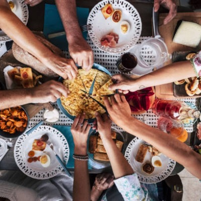 Celebrando en familia con comida rica