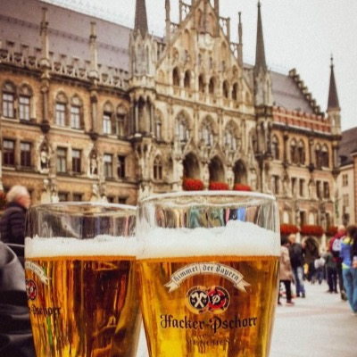 Tomar cerveza en Núremberg, Alemania